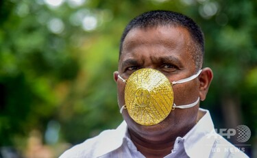 インドの実業家、コロナ対策に金のマスク 値段は43万円 写真4枚 国際