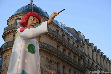 ルイ・ヴィトン本店前に草間彌生氏の巨大人形 写真8枚 国際
