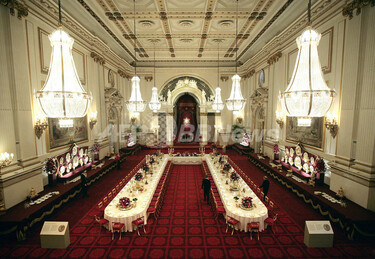 バッキンガム宮殿、壮麗な晩さん会の準備を初公開 写真9枚 国際