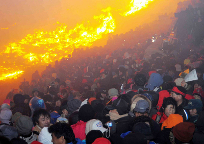 恒例の山焼きでパニック、がけから転落の4人が死亡 韓国