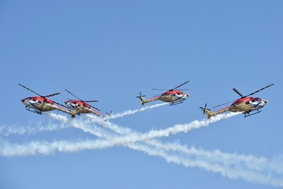 インドで航空ショー開幕、「花に彩られた航空機」も