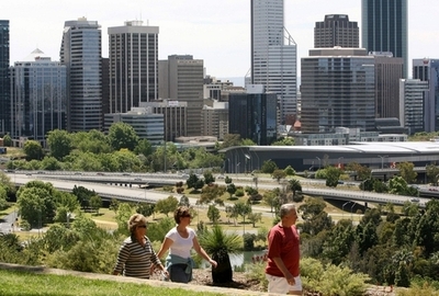 女性が座ったいすのにおいを嗅いだ豪政治家、不祥事で2度目の辞任