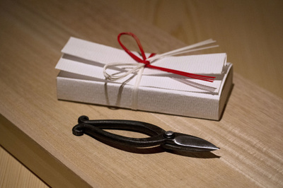 贈り物の礼法「折形」の店、仏パリにオープン