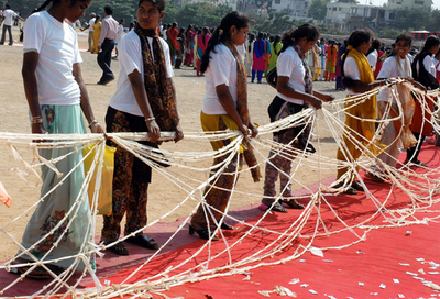 インドで全長15.3キロメートル「世界最長のコンドームの鎖」