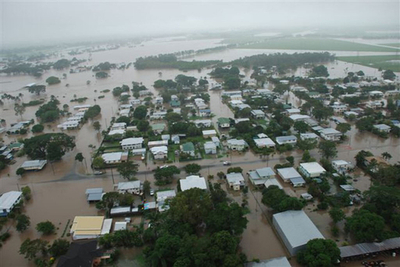 洪水で市内にクロコダイル出没、豪州北部
