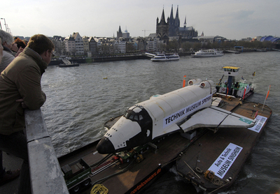 スペースシャトルが船でお引っ越し、ライン川をゆらり
