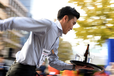 最速ウエーターは誰?　水入りグラス手に白熱のレース　神奈川