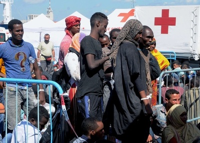 地中海で難民55人を遺体で発見、3000人救助
