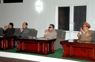 北朝鮮、国防委全メンバーの写真を公開 異例の対応と専門家