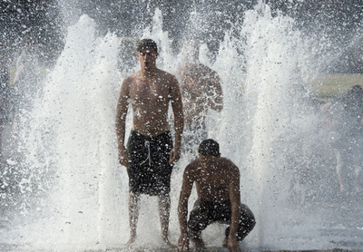猛暑のベルリン、パワフルに涼む若者たち