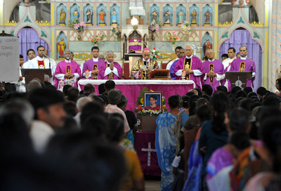 偽電話で自殺の看護師、インドで葬儀 家族は「悲しむ気力もない」