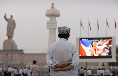 警官隊がウイグル人デモ隊に無差別発砲か、新疆ウイグル自治区