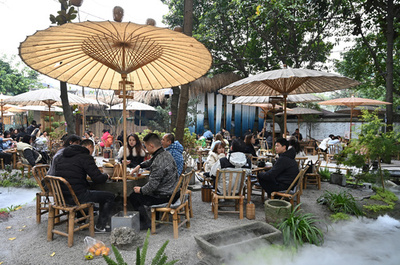 中国の若者がハマる「七輪を囲んでお茶」