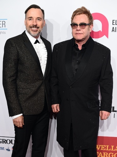 エルトン・ジョンさん、長年の同性パートナーと挙式へ