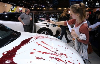 展示車に血!? ベルギーのモーターショーで「絶滅への反逆」が抗議