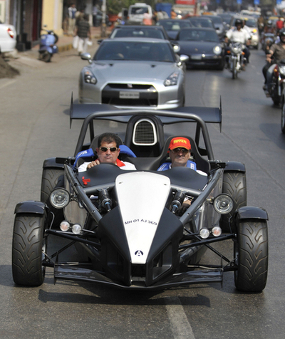 自動車愛好家が高級車を披露、インド・ムンバイ