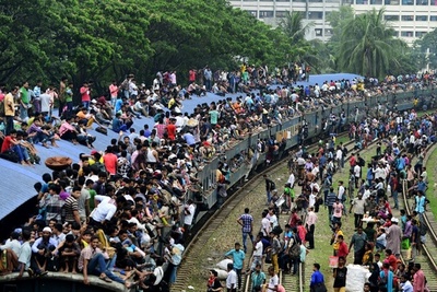 鈴なりの帰郷列車、バングラデシュ