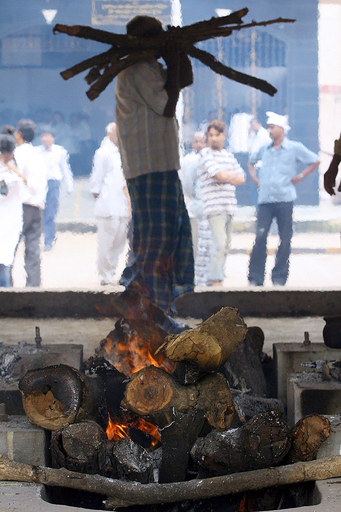 電話をしたら「自分」の火葬の最中だった - インド