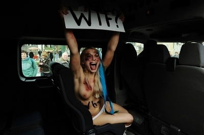 FEMEN、けが人に扮してDV防止訴え トルコ