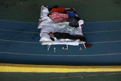 陸上トラックで眠るウクライナ難民家族 モルドバ