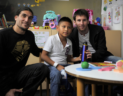 メッシらがバルセロナの病院訪問、子供たちと交流