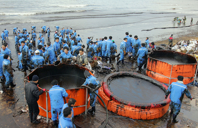 韓国沖の原油流出事故、原油の除去作業が続く
