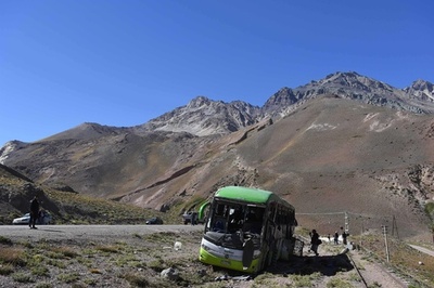 南米最高峰近くでバス横転、19人死亡 アルゼンチン