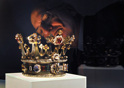 スイスの博物館でシャルル公美術品展、豪華な冠に観客くぎ付け