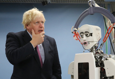 英外相、人型ロボットと対面 早稲田大学訪問で