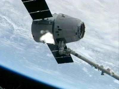 無人宇宙船「ドラゴン」、ISSとのドッキングに成功 NASA
