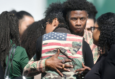 武器不所持の米男性、警官から8発の銃弾 ほとんどは背後から