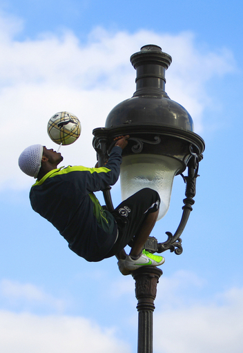 街灯によじ登ってリフティング、まさに神業！ パリ