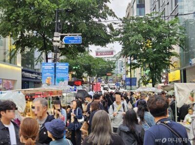 ソウル明洞のにぎわい…以前の「主役」は中国語、今は英語、ドイツ語、フランス語