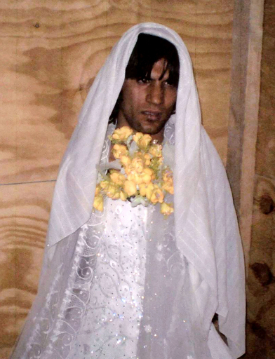 新婚カップルに変装したお尋ね者の過激派メンバーを逮捕