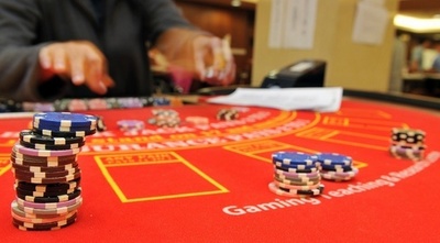 「悪魔の儀式で運を呼ぶ」とカジノで約束、女が宝石類奪う 南ア