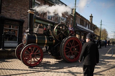 乗り物も人もクラシック！ 30年代以前の車両が大集合 英屋外歴史博物館