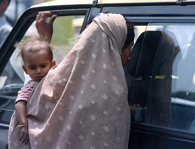 インド、ミニバスで「物ごい法廷」を開始