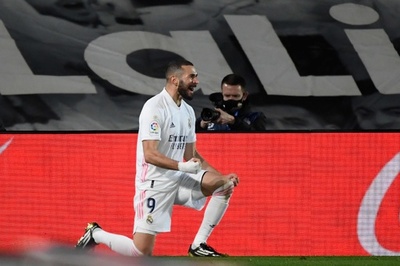 ベンゼマの2得点でレアル公式戦4連勝、首位に勝ち点並ぶ