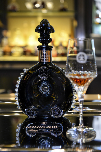 レミー・マルタン「ルイ13世 レア・カスク42.6」米フォーシーズンホテルで展示