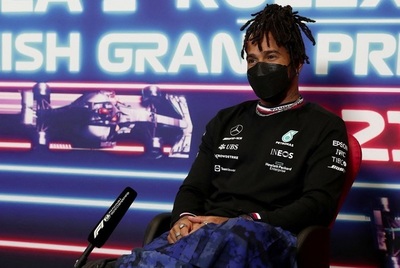 ハミルトン、大胆なキルト衣装で会見 タイトル争いの重圧軽減に