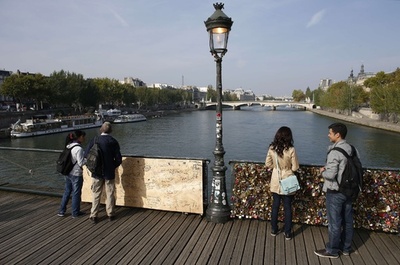 「愛の錠」対策で設置された板、パリ