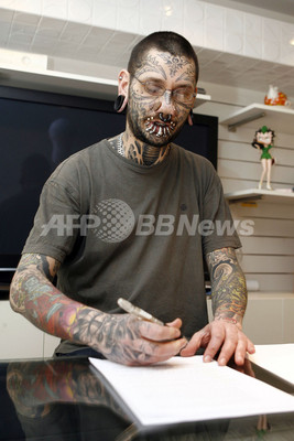 顔に星56個の入れ墨 客の女性が入れ墨店を訴える意向 ベルギー 写真4枚 ファッション ニュースならmode Press Powered By Afpbb News 顔に星56個の入れ墨 客の女性が入れ墨店を訴える意向 ベルギー 写真4枚 ファッション ニュースならmode Press Powered By Afpbb News