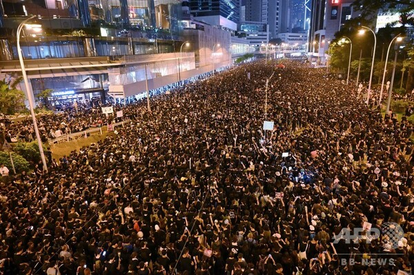 史上最大200万人デモ、条例改正撤回と長官辞任要求 幹線道路は交通再開 香港
