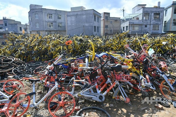 大量の解体済みシェア自転車が放置される 雲南・昆明