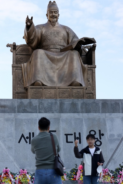 ソウル・光化門広場の世宗大王像の前で記念撮影をする市民（c）NEWSIS