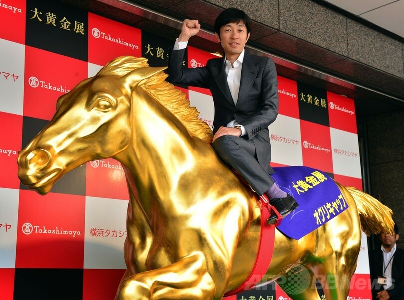横浜で大黄金展、等身大のオグリキャップやパンダが黄金像に