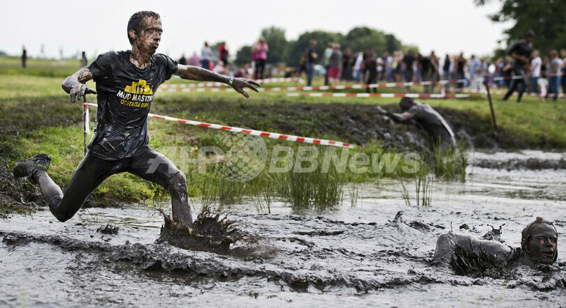 恒例の「泥マラソン」大会開催、オランダ