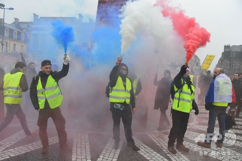 仏「黄色いベスト」運動6週目、参加者さらに減少 交通事故で10人目の死者