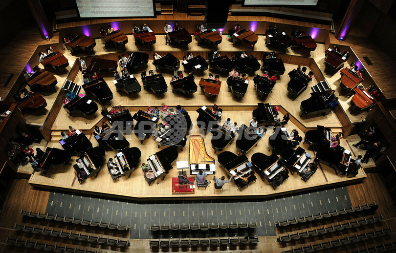 中国人ピアニストのラン・ラン氏、100人のピアニストと共演 英国