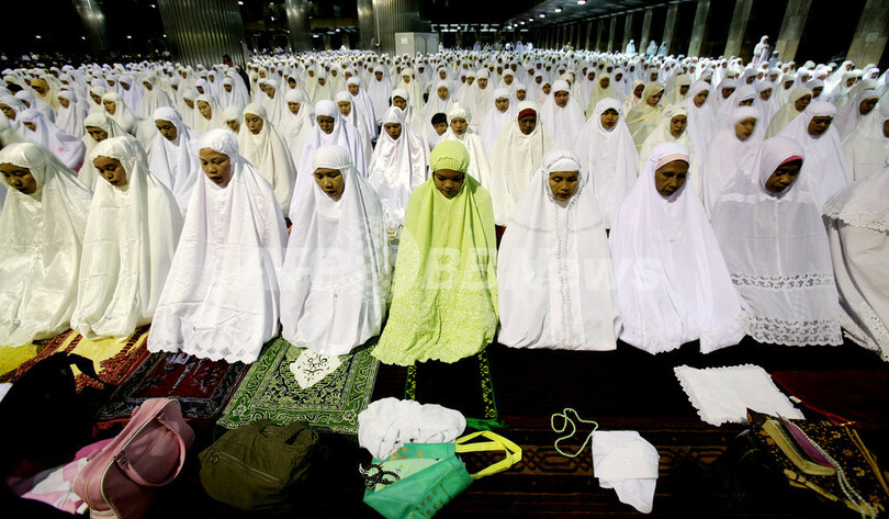 イスラム教徒女性専用バス 身の危険防ぐ目的で一般企業がサービス開始 インドネシア 写真1枚 国際ニュース afpbb news